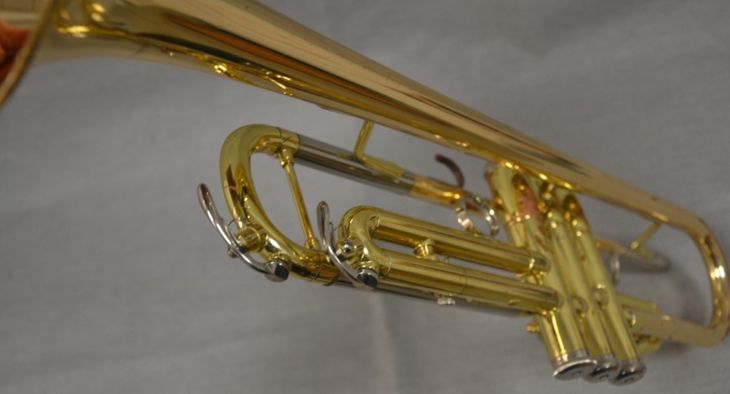 Trompeta Sib Yamaha 4325G lacada - Imagen4