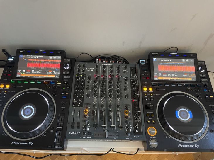 a pair of pioneer cdj 3000 - Imagen por defecto