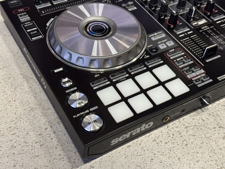Pioneer DJ DDJ-SR2 con decksaver - Imagen2