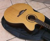 Guitarra acústica Lag L650.
 - Imagen