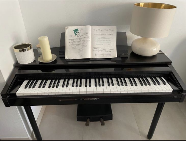 Se vende Clavinova Yamaha CVP-7 - Imagen por defecto