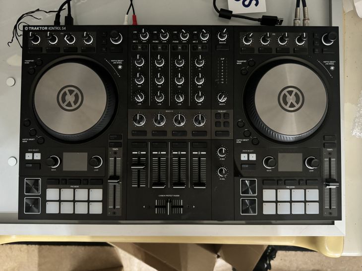 Traktor s4 mk3 - Imagen por defecto