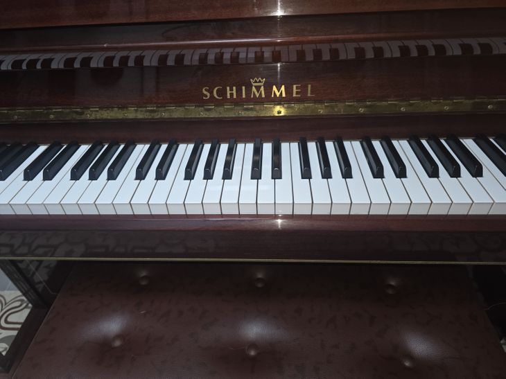 Vendo piano vertical caoba con tratamiento antipol - Imagen por defecto