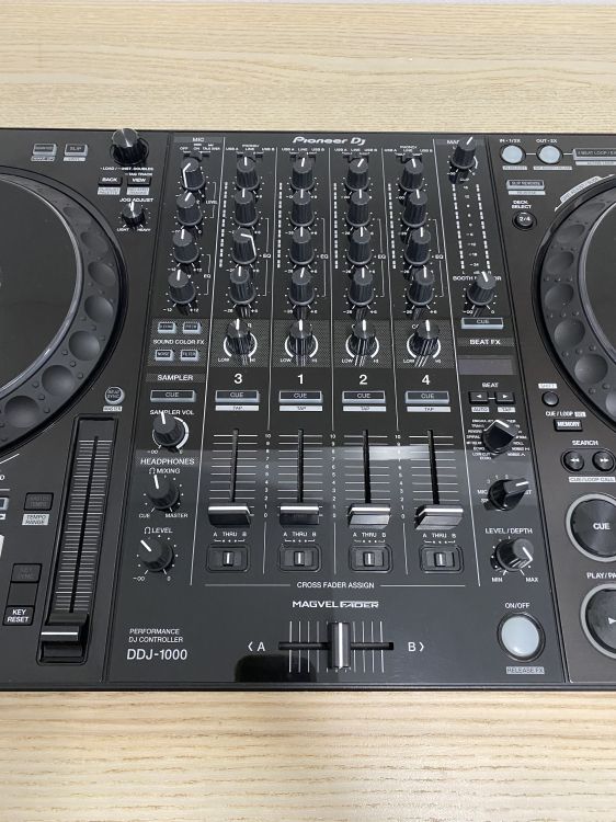 Pioneer DJ DDJ-1000 con Decksaver y funda - Imagen3