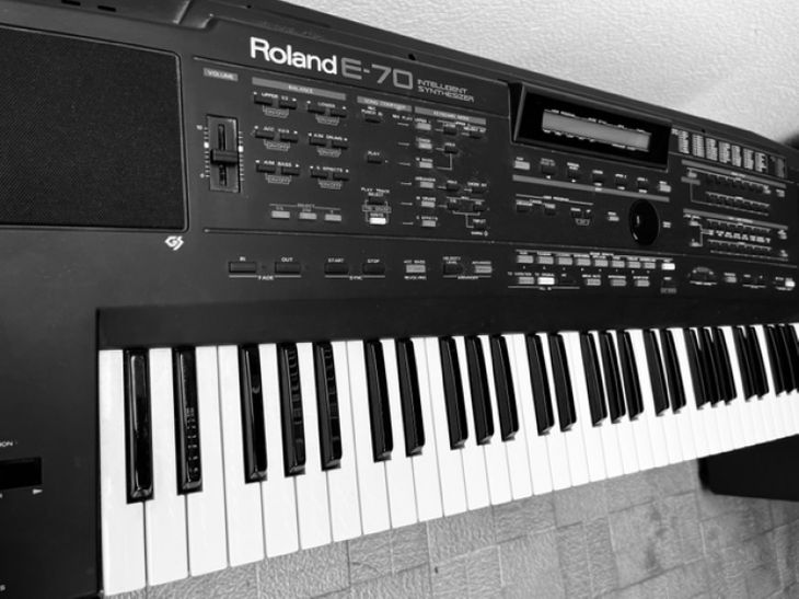 PIANO DIGITAL ROLAND E-70 - Imagen por defecto