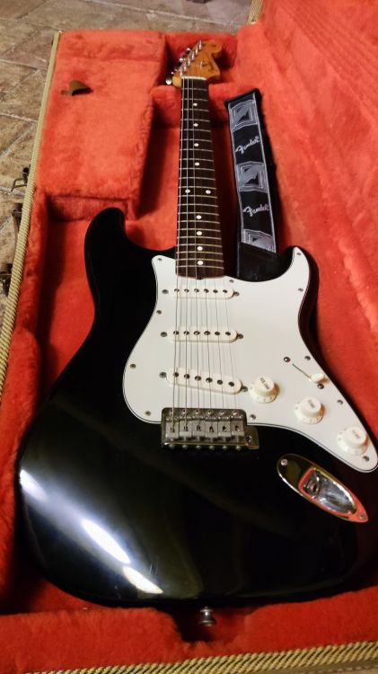 Fender strat with synchronized outlet tremolo