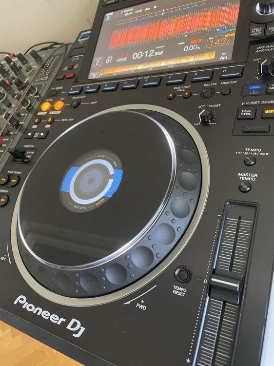 A pair of CDJ-3000 - Imagen5