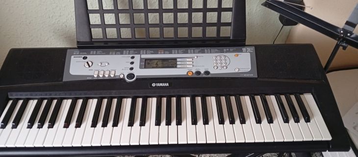 Piano Yamaha PSR-E213 con pedal sustain - Image3