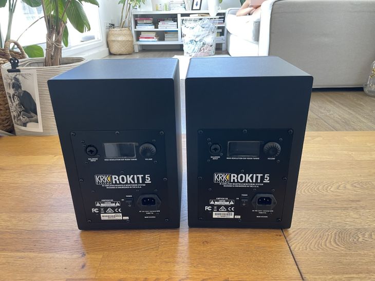 Monitores KRK Rokit 5 G4 con soportes - Imagen3