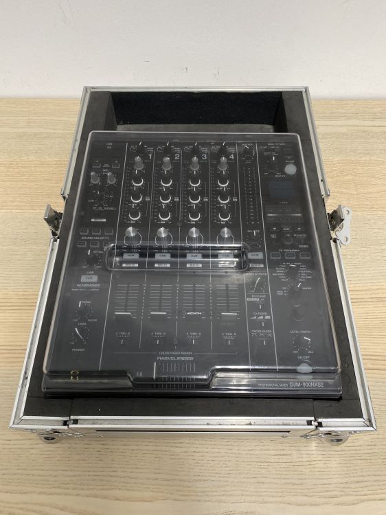 Pioneer DJ DJM 900 NXS2 con flightcase y decksaver - Imagen por defecto