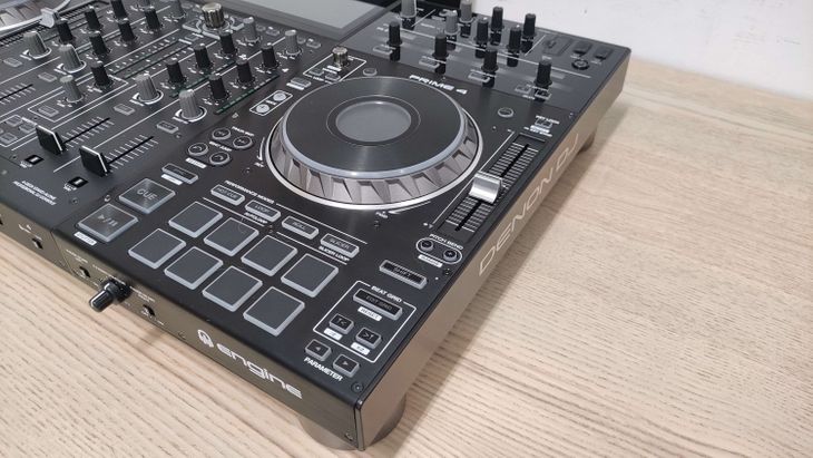 Denon DJ Prime 4 con decksaver - Bild4