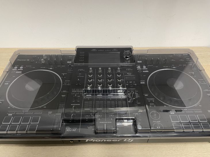 Pioneer DJ XDJ-XZ con decksaver y maleta - Imagen2