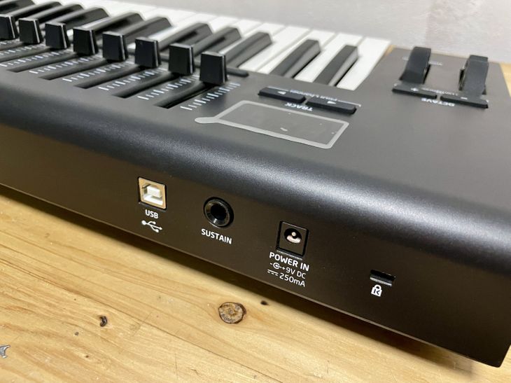 Midi Controller Usb Novation Launch Keyboard 61 Keyboard at Rs