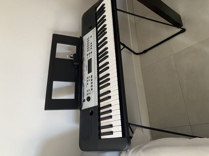 piano yamaha con soporte - Imagen2