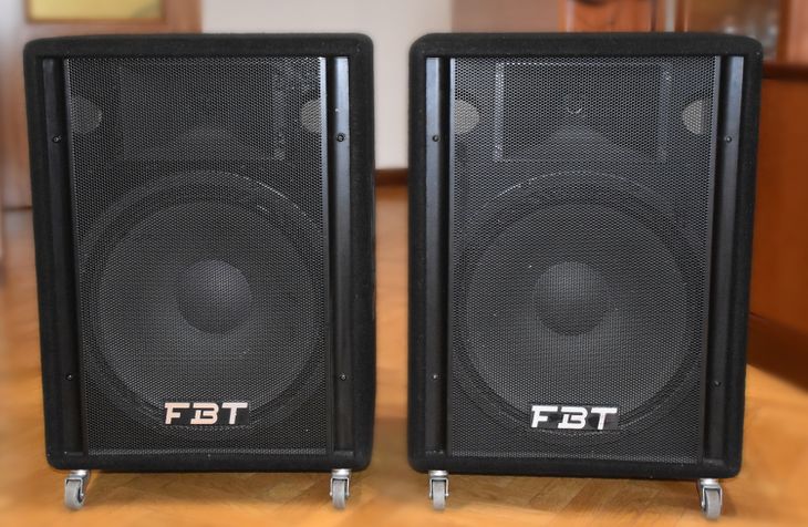 Mesa mezclas amplificada y altavoces FBT - Imagen por defecto