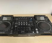 Pioneer DJ Set 1xDJM900NXS2 and 2xCDJ2000NXS2
 - Image