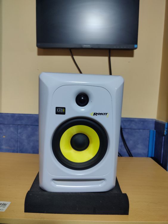 Pareja KRK Rokit 6 + 2 Pies de Altavoz - Imagen4