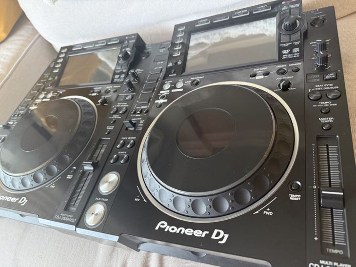 a pair of pioneer cdj 2000 nxs2 - Imagen4