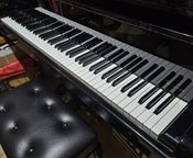 Pianoforte a mezzacoda marca Schimmel
 - Immagine