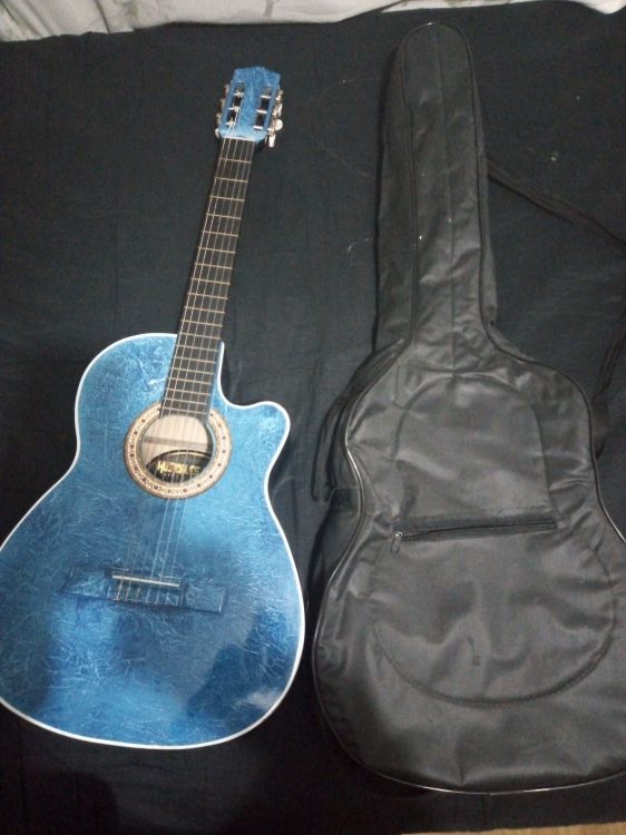 Vendo guitarra clásica color azul - Imagen3