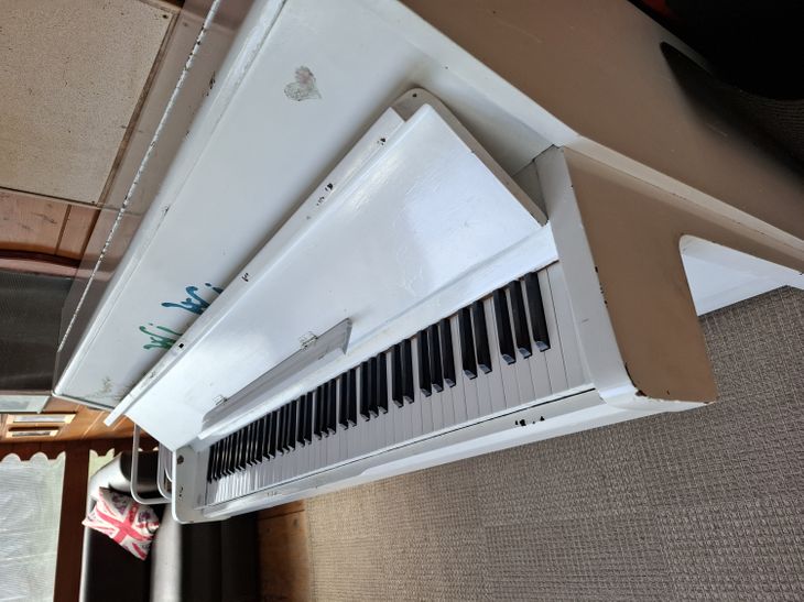 Pianoforte verticale verniciato bianco con disegni - Immagine3