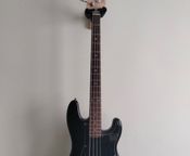 Bajo Fender Squier con estuche y amplificador. - Immagine