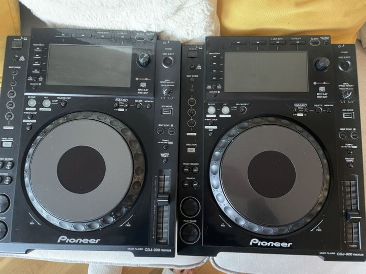 a pair of cdj 900 nexus - Imagen por defecto