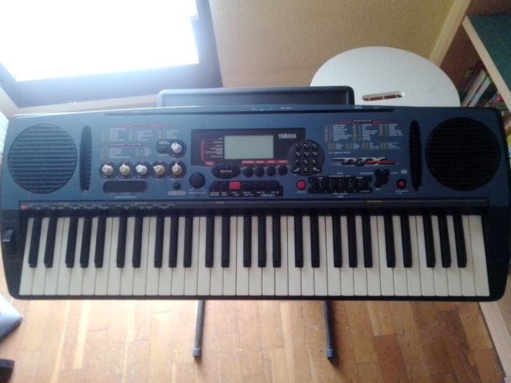 Vendo teclado sintetizador/MIDI YAMAHA DJX -PSR D1 - Imagen por defecto