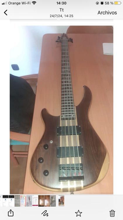 Guitarra de izquierda - Imagen por defecto