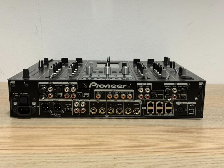 Pioneer DJM-2000NXS con flightcase y decksaver - Imagen3