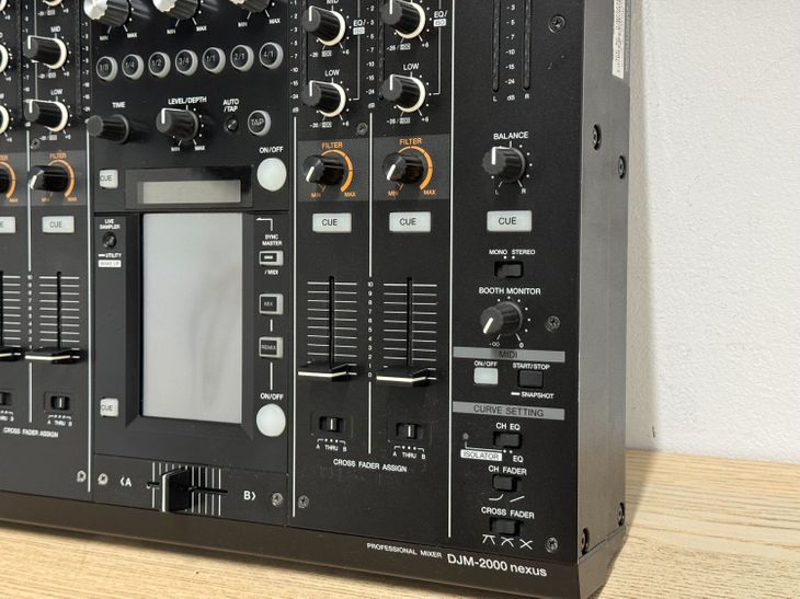 Pioneer DJM-2000NXS con flightcase y decksaver - Image4