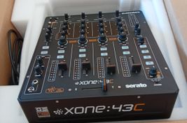 Der Allen & Heath Xone:43C ist ein analoger Mixer
 - Bild