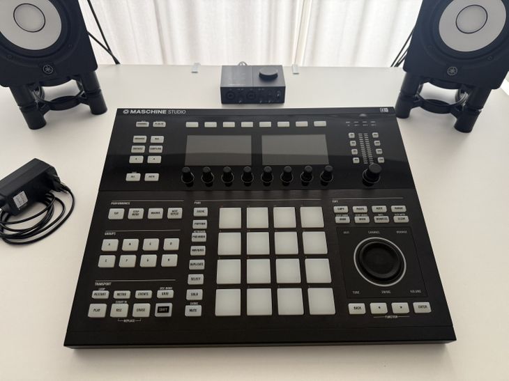 Amazon.com: Native Instruments Maschine Studio, Black