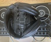 Controladores DJ DDJ 200 con auriculares y cables
 - Imagen