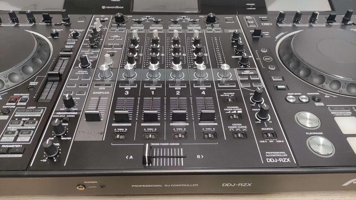 Pioneer DJ DDJ-RZX con decksaver + flightcase - Image3