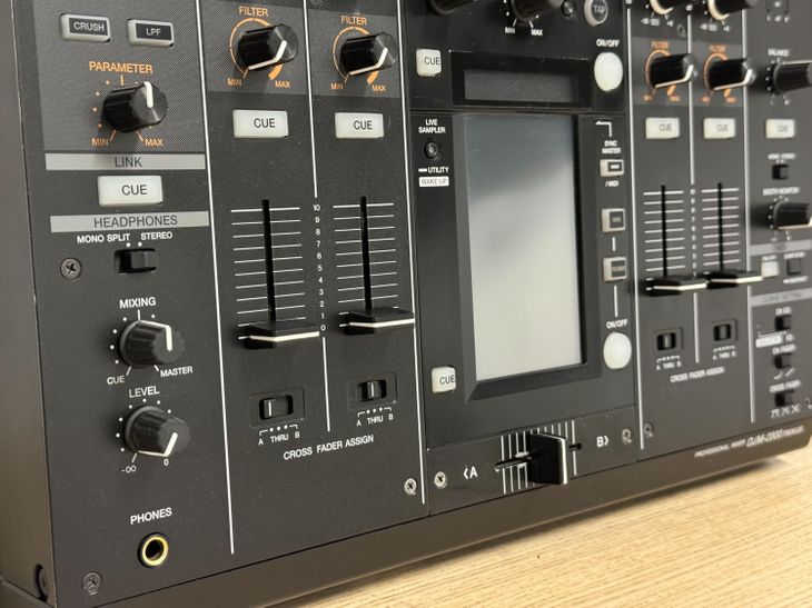 Pioneer DJM-2000NXS con flightcase y decksaver - Imagen6