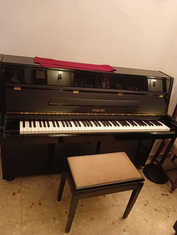 Venta de piano por traslado.En perfecto estado - Imagen por defecto