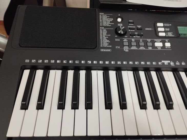 Yamaha PSR E 373 61 teclas pedal ,soporte y funda. - Immagine5