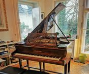 Piccolo pianoforte a coda Bechstein con panca
 - Immagine