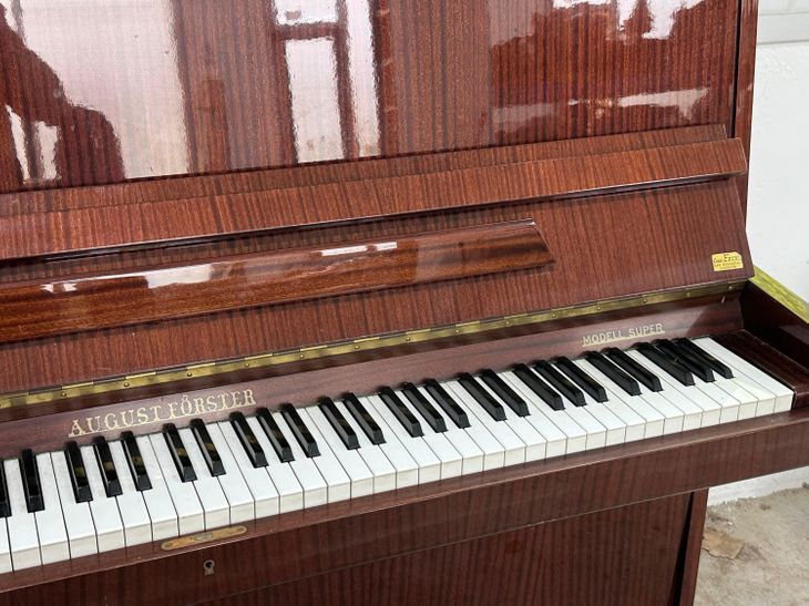 Vendo piano vertical en buen estado - Imagen por defecto