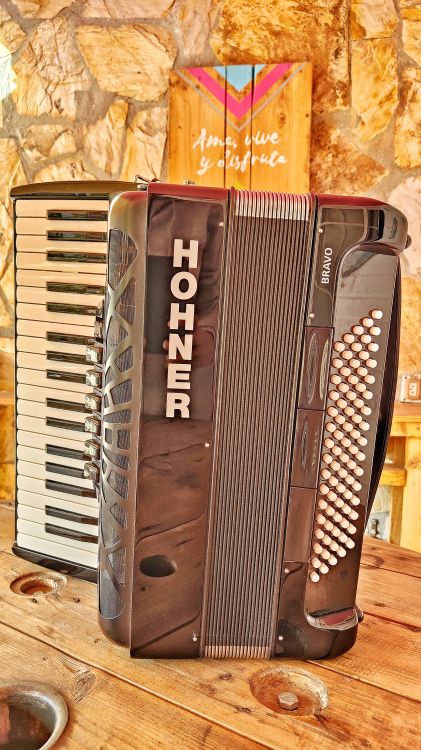 Acordeón Hohner Bravo III 80 Black silent key - Imagen por defecto