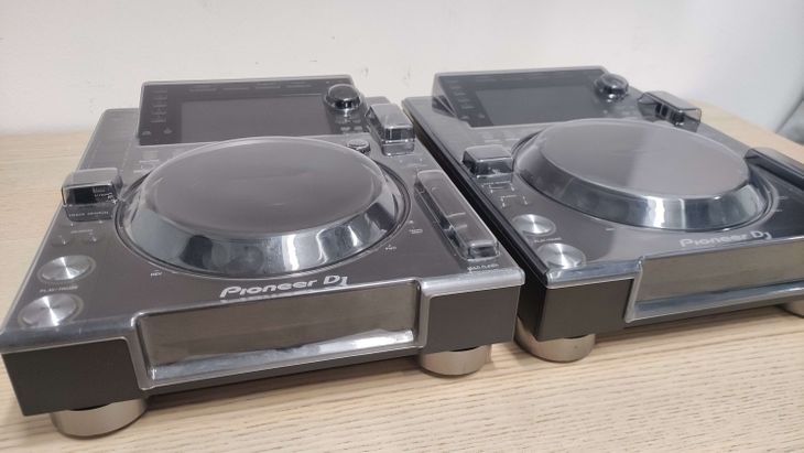 2x Pioneer DJ CDJ-2000 Nexus 2 con Decksavers - Immagine6