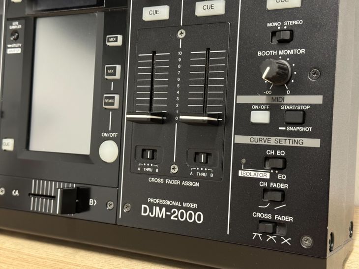 Pioneer DJM-2000 + Flightcase - Bild4