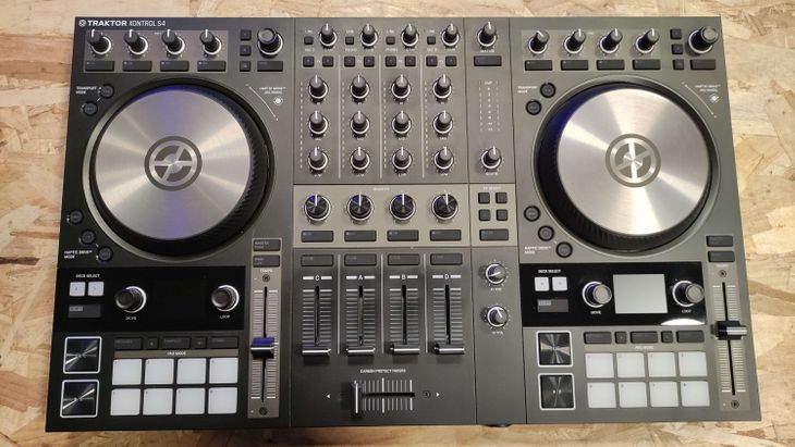 Traktor Kontrol S4 MK3 - Imagen por defecto