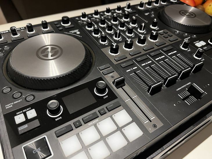 Native Instruments Traktor Kontrol S4 MK3 - Imagen por defecto