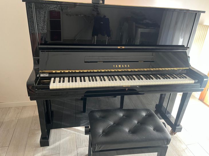 VENDO PIANOFORTE VERTICALE YAMAHA NERO LUCIDO U3 - Imagen por defecto