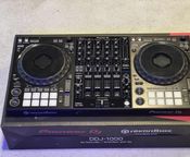 Pioneer DJ DDJ-1000 mit Decksaver
 - Bild