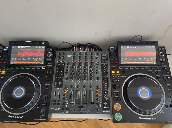 A pair of CDJ-3000 - Imagen por defecto