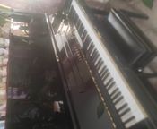 Piano droit Yamaha
 - Image