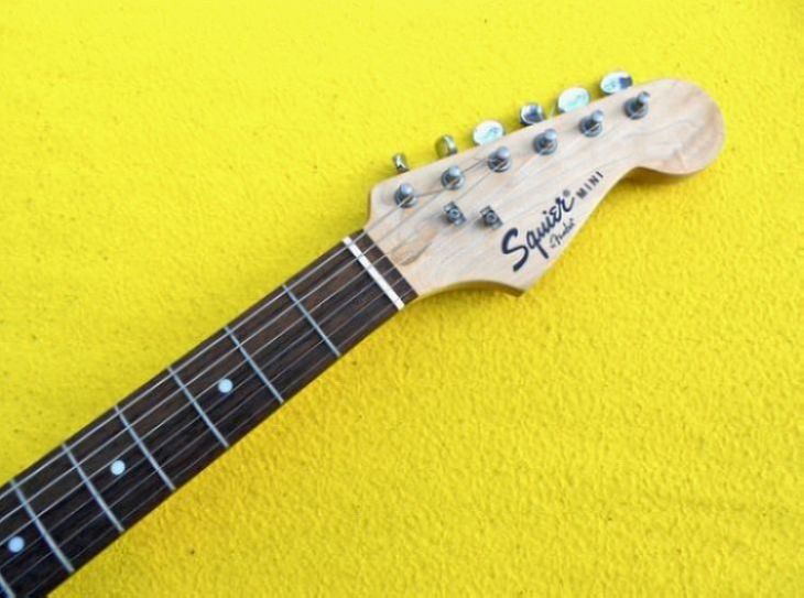 Squier Fender Mini Hello Kitty stratocaster guitar - Imagen4